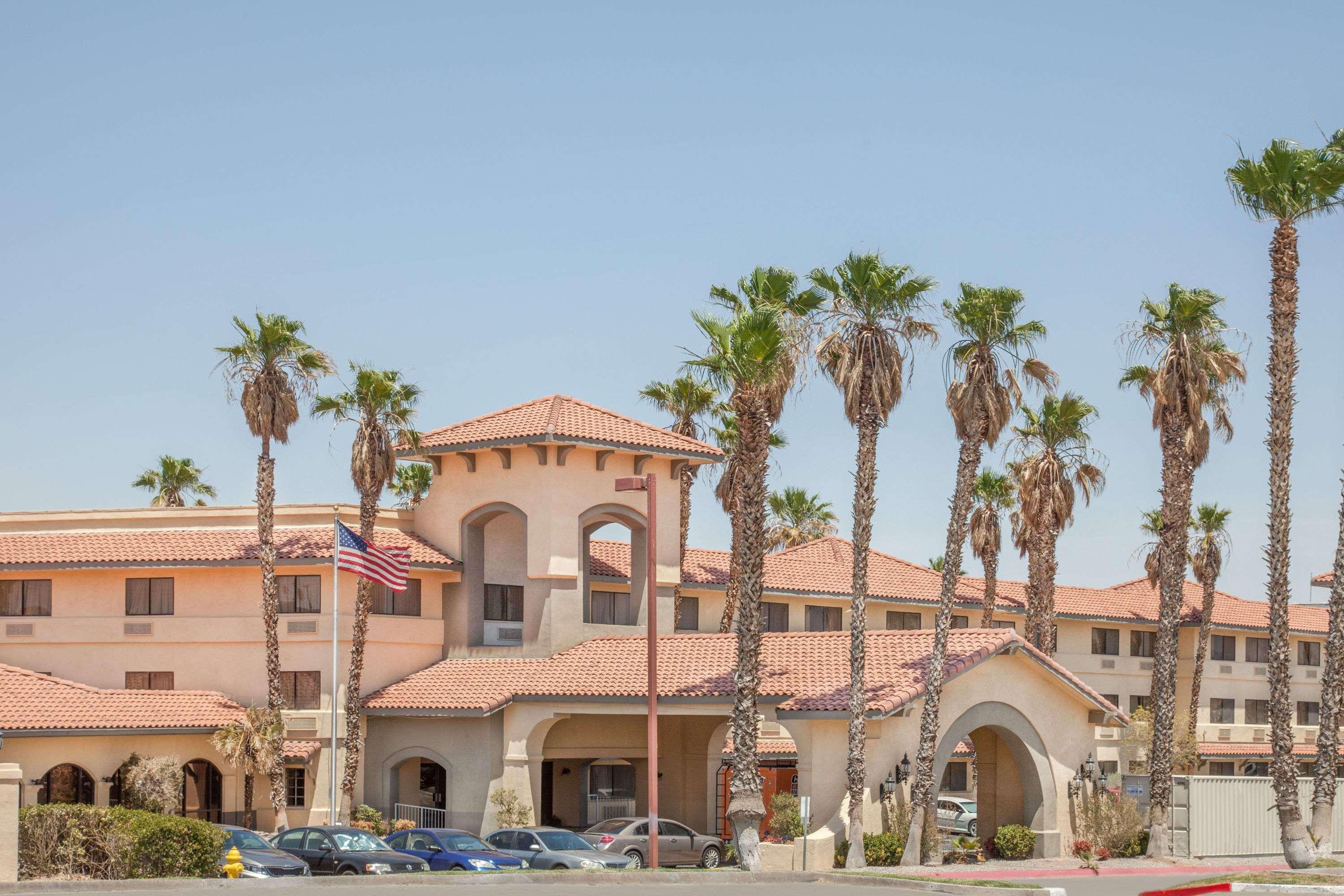 Ramada By Wyndham Barstow Exterior foto